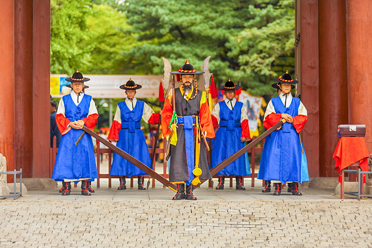Дворец Токсугун, вооруженная охрана в традиционной форме у ворот 